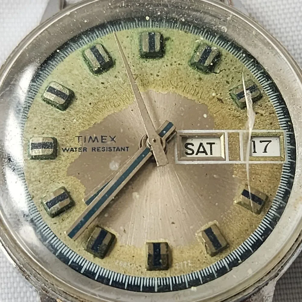 Timex Vintage Water Resistant Day Date Watch Silver Retro Collectible Timepiece‎